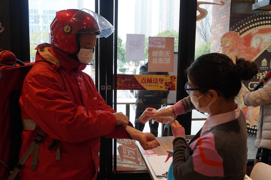 外卖小哥去取餐外卖小哥接到订单后，会前往餐厅或商家处取餐。在到达餐厅后，他们会先确认订单信息，核对菜品和数量是否准确无误。确认无误后，外卖小哥会进入餐厅内部或者与商家沟通，告知自己的身份和取餐的订单号。商家会将相应的外卖订单准备好，交给外卖小哥进行取餐。