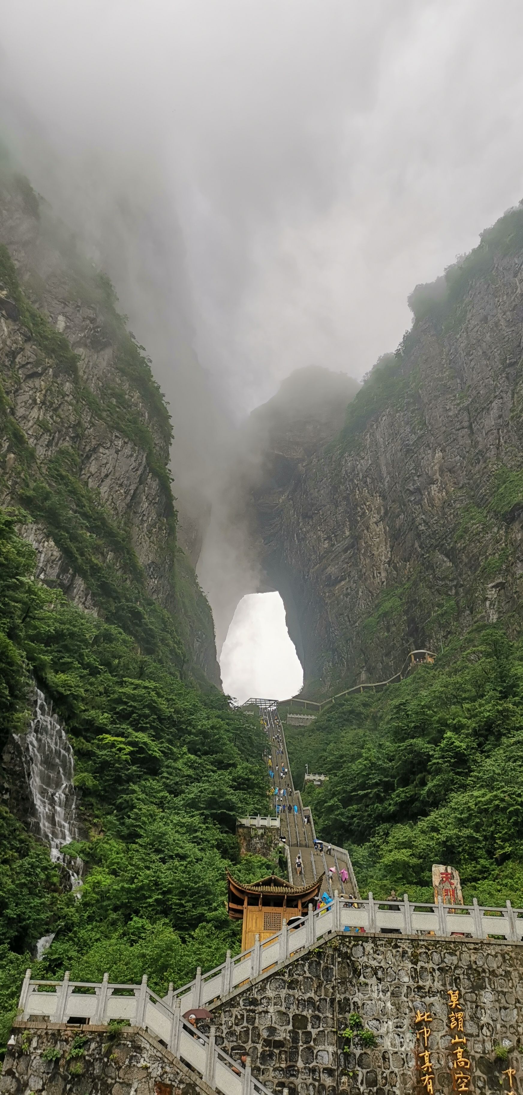 湖南张家界现天门吐雾景观湖南张家界天门吐雾景观，仙境再现的神奇景象