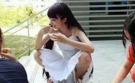 男子因女友穿裙子出门对其殴打强奸男子因女友穿裙子出门施暴，引发社会关注与反思