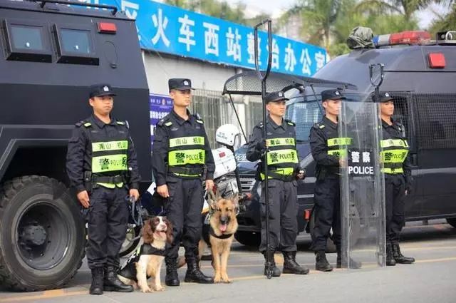 警方通报3人因经济纠纷用挖掘机堵门警方通报，三人因经济纠纷使用挖掘机堵门事件全程解析