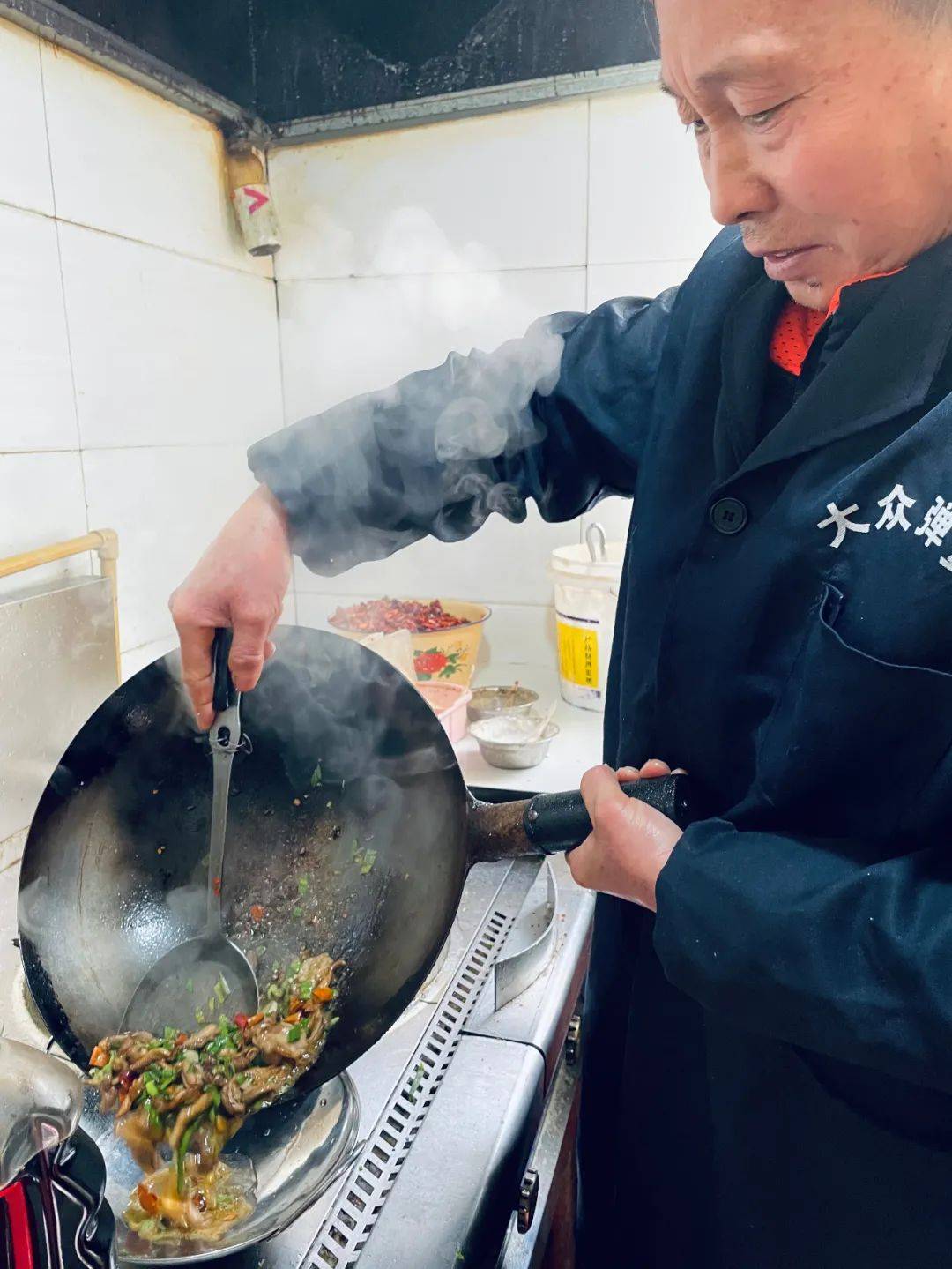 炒菜多放辣椒被写进先进事迹辣椒背后的故事，一位普通人平凡中的不平凡坚持
