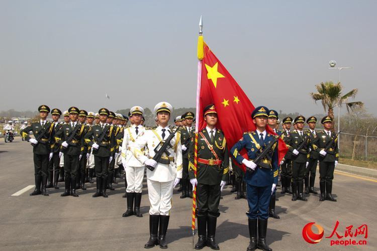 9·3阅兵彩排：三军仪仗队展示劈枪在三军仪仗队的阅兵彩排中，劈枪动作是一项重要的展示内容。这一动作整齐划一，气势恢宏，充分展示了三军仪仗队的训练水平和精神风貌。